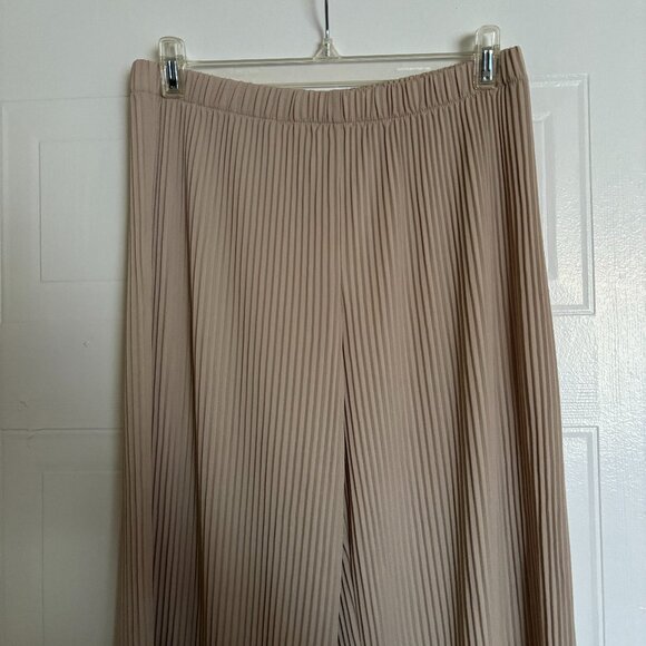 UNIQLO Pleated Straight Pants - Picture 5 of 8
